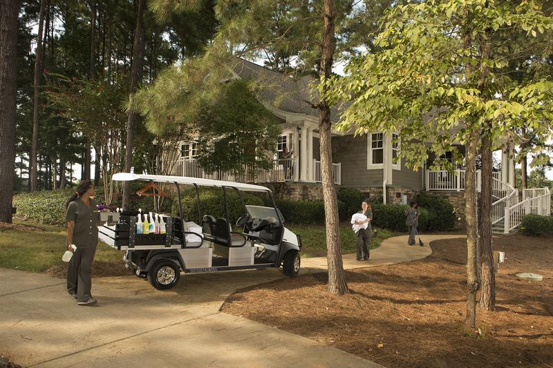 Club Car Transporter 4 mit einem speziellen Boxaufbau im Einsatz für das Houskeeping einer Hotelanlage.  
