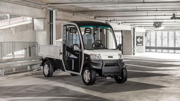 URBAN el-varebil fra Club Car parkeret i et parkeringshus.