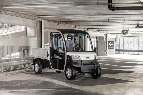 URBAN el-varebil fra Club Car parkeret i et parkeringshus.