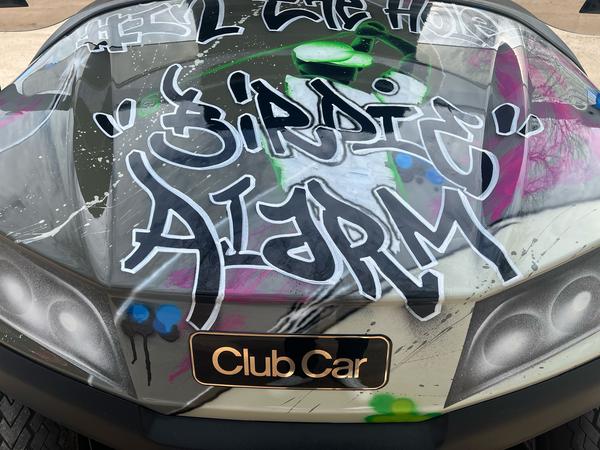Golfcart mit Graffiti Golfvogn med graffiti til den næste generation af golfspillere.
