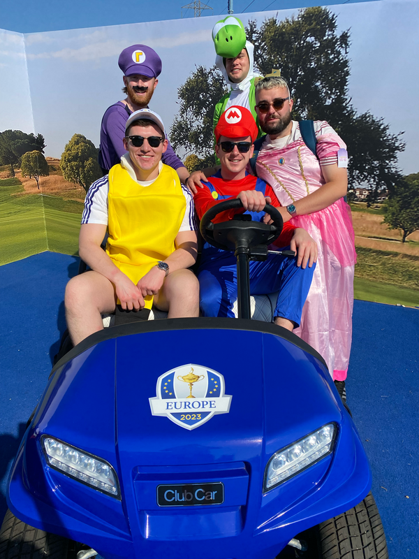 Fans af Team Europe ved Ryder Cup 2023 i Rom foran holdvognen i de europæiske farver.