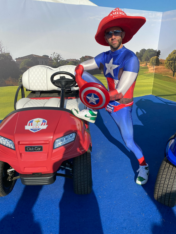 Amerikansk fan ved Ryder Cup 2023 i Rom udklædt som Captain America foran en golfvogn.