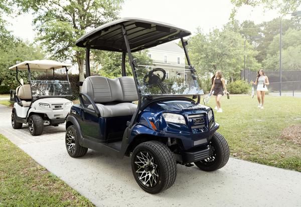 golfcart Onward parkeret foran et hotelkompleks.