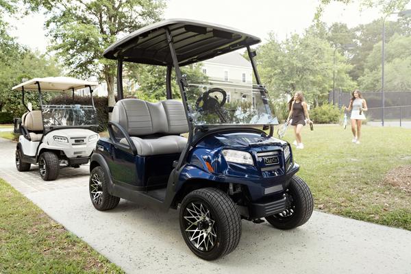 golfcart Onward parkeret foran et hotelkompleks.