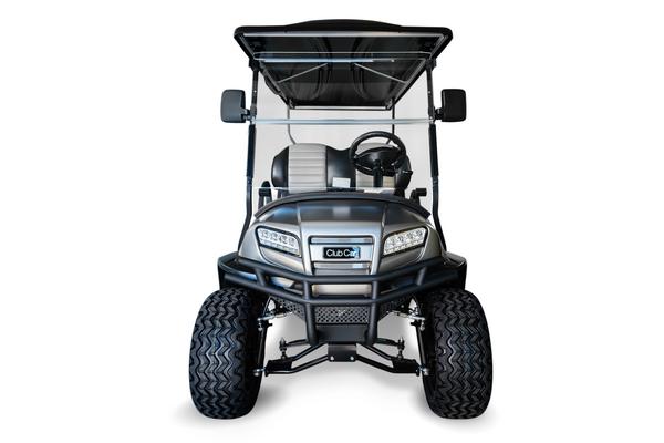 Frontbillede af en Onward golfvogn fra Club Car som 6-personers i den løftede version.