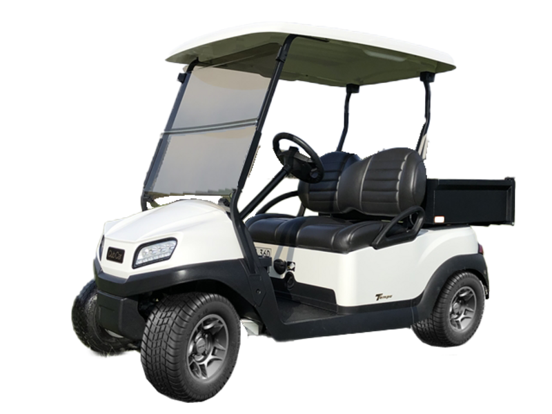 Weißes Golfcart mit zwei Sitzplätzen, Ladefläche und Frontscheinwerfern.