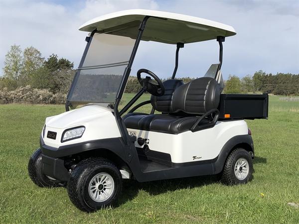Tempo Work golfvogn med læsseplads på en eng.