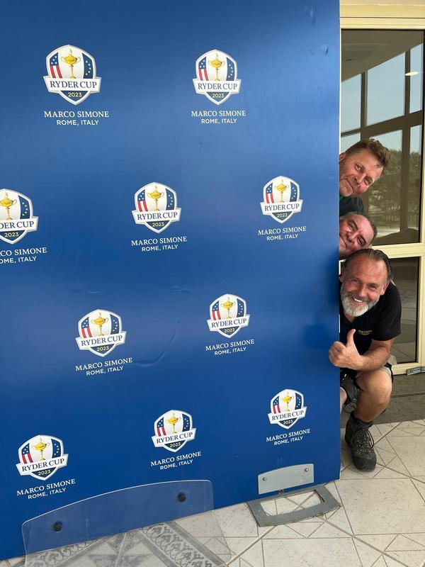 Cart Care-personale bag en væg med Ryder Cup-logo ved Ryder Cup i Rom.