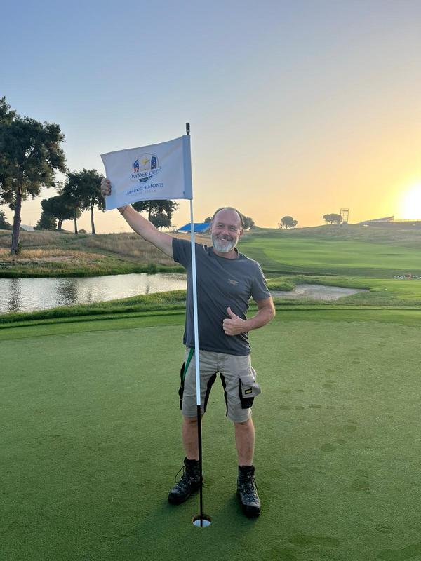 Holdmedlem Cart Care ved Ryder Cup i Rom med hulflaget.