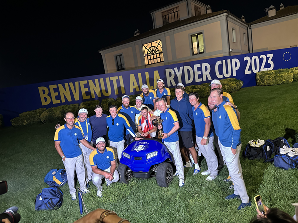 Ryder Cup 2023 samles omkring Luke Donalds kaptajnvogner Cup 2023 versammelt um das Captainscart von Luke Donald