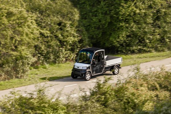 URBAN-elbilen fra Club Car kører på en landevej.