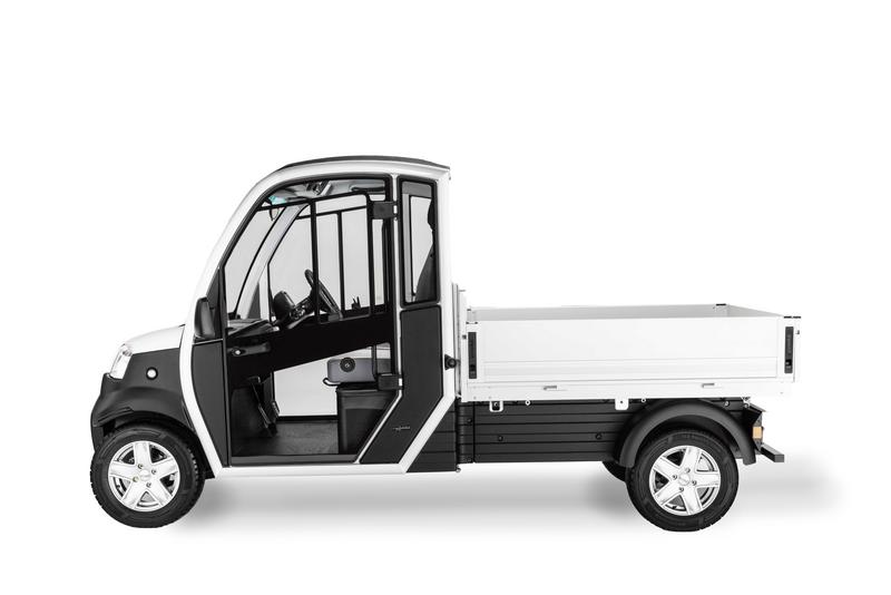 Seitliche Ansicht des Club Car Elektrotransporters URBAN mit Fahrerkabine und großer Ladefläche.