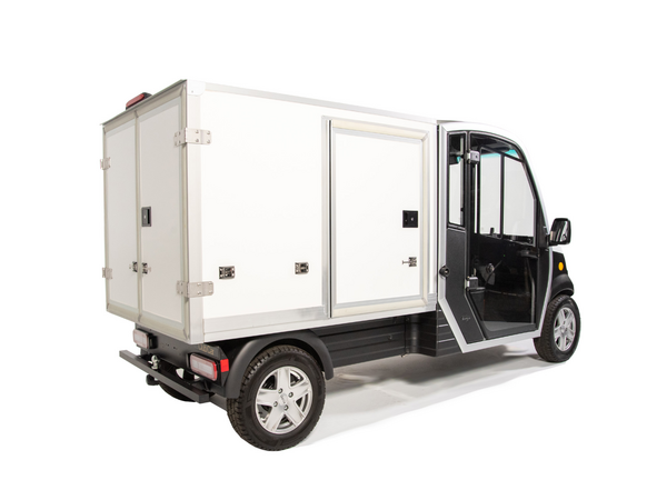 Club Car Urban mit Boxaufbau Weißer Elektrotransporter URBAN mit Fahrerkabine und großem Boxaufbau.