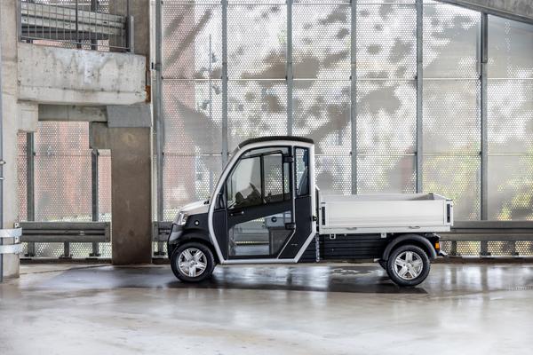 Sidebillede af den elektriske varebil URBAN fra Club Car.